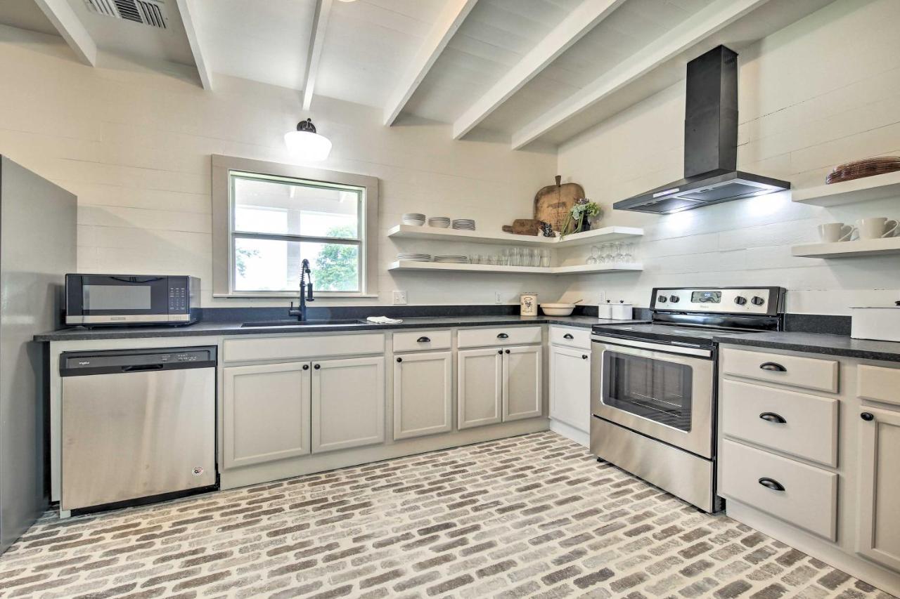 Peaceful Schulenburg Farmhouse With Fire Pit And Grill Exterior photo